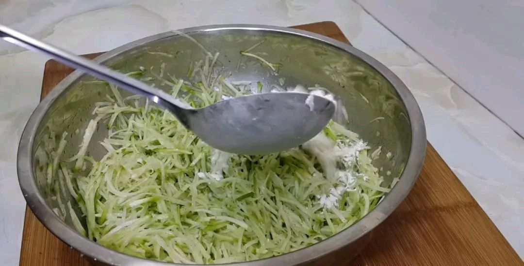 到吃萝卜的时候,我教你怎么做萝卜肉丸它们味道鲜美,但不油炸你吃得越多,它们就越香