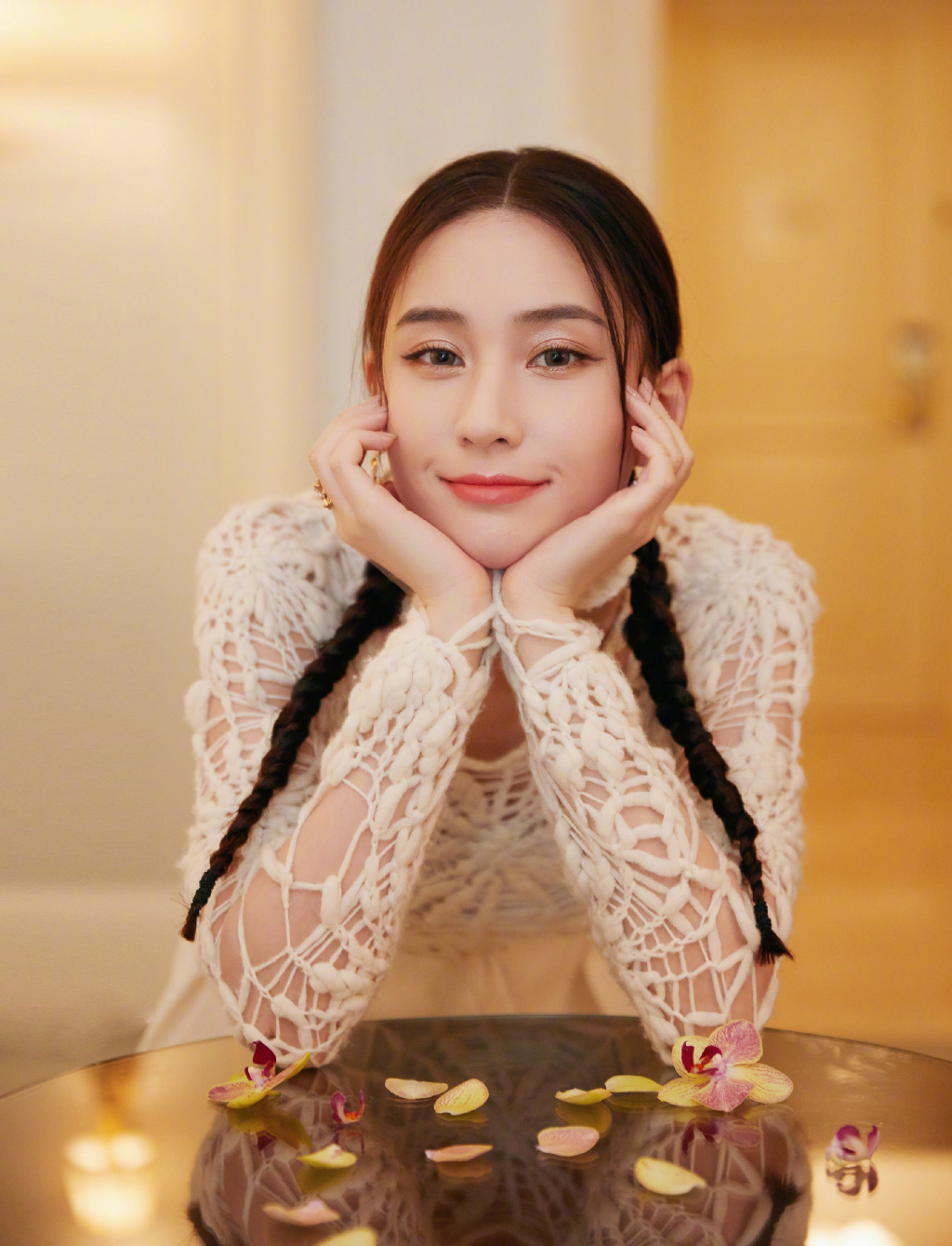 双麻花辫|何超莲精美壁纸:双麻花辫发型可爱甜美,镂空衣白裙优雅迷人