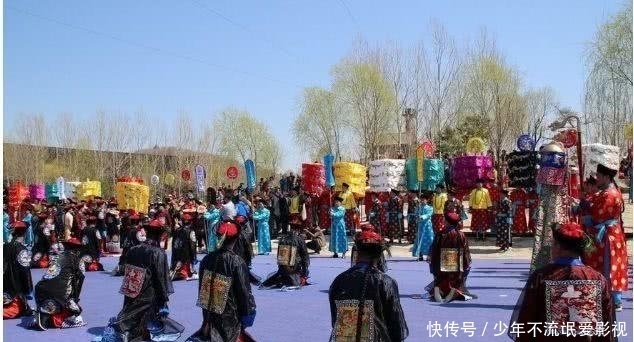 清朝|爱新觉罗家族后人穿龙袍举行祭祖大典，文武百官跪倒一片！