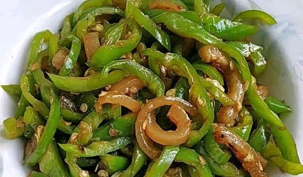 几道菜,香气扑鼻,色泽诱人,家人就着汤汁,连吃两碗饭,超满足