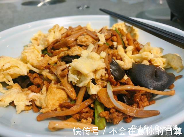 老丈人办升学宴,我随礼一千元,看看他安排的这桌菜,值多少钱