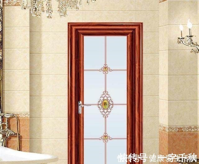 平开门|卫生间万万别装平开门，现在流行装这种门代替，懊悔没早知道！
