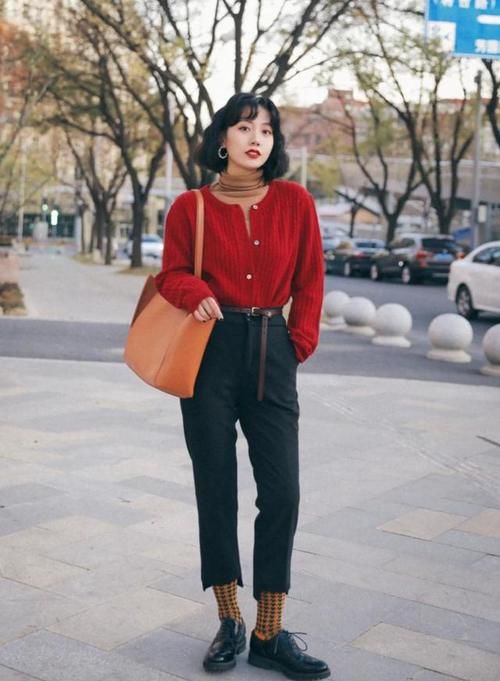 针织开衫上加精致小腰带，别有一番风味，仿佛整个人都缩小了一圈