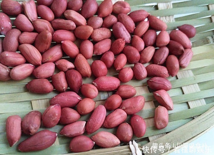 花生米|买花生时，挑红皮的还是白皮的多亏商贩提醒，以后别再乱买了