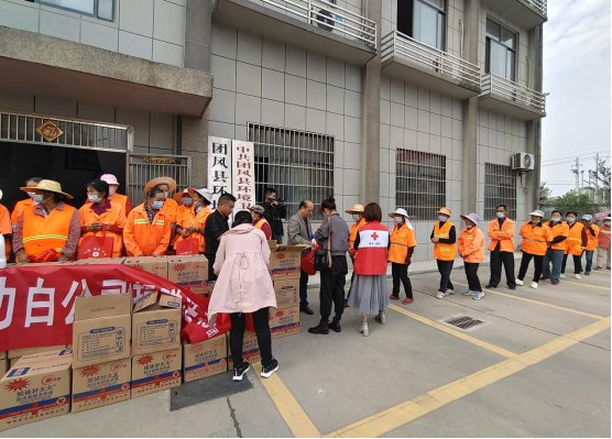 团风县|县红十字会：“健康有我 幸福同行” 县红十字会牵手企业爱心捐赠环卫工人