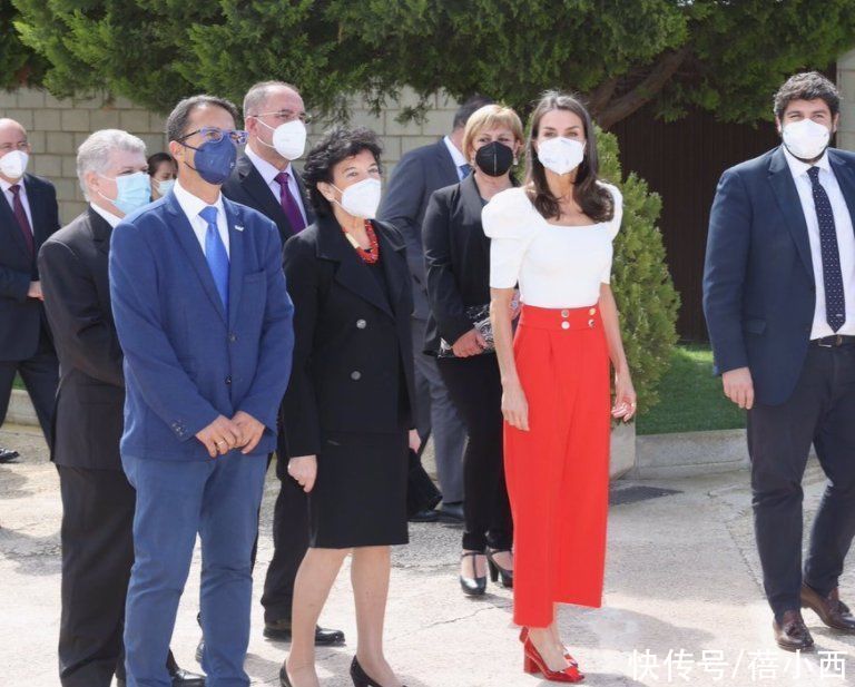 无敌|西班牙王后高级感无敌了，穿印花上衣配直筒裤好美，真给国王长脸