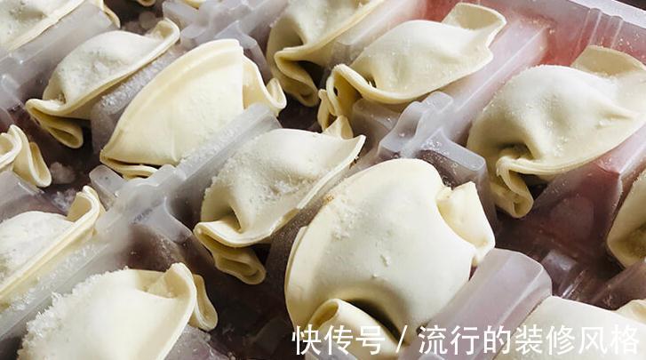 煮冻饺子时,用热水还是冷水煮?都错了,30年大厨教你正确方法!