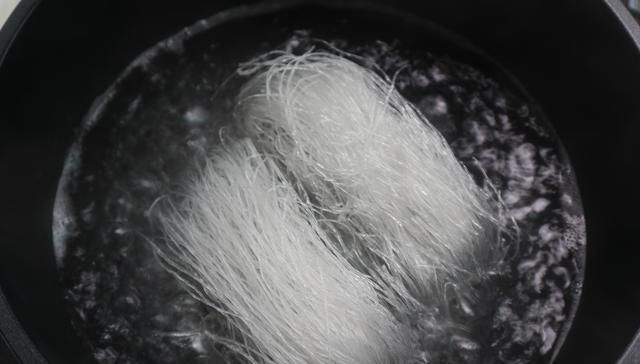 爽滑|晒晒我的午餐,爽滑可口,又酸又辣很入味,同事看到都想夹一筷子