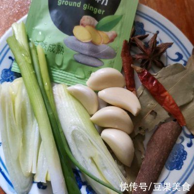 鲜美|#不容错过的鲜美滋味#红烧鸡爪加干豆腐结
