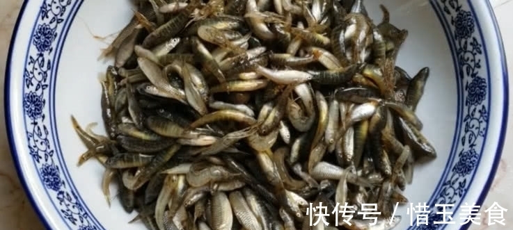 可口|外面一斤5元的小鱼,农村没人要,加两颗鸡蛋酥脆可口一盘不够吃