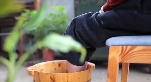 热水泡脚|过了70岁,想要健康,4个“养生”误区,尽量早避开