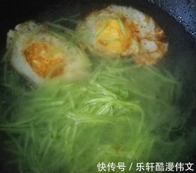 丝汤|煎蛋萝卜丝汤,汤鲜味美,做法简单