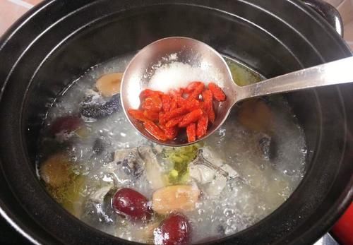 春天湿气太重,多给家人喝这汤,营养滋补又祛湿,让你一身轻松