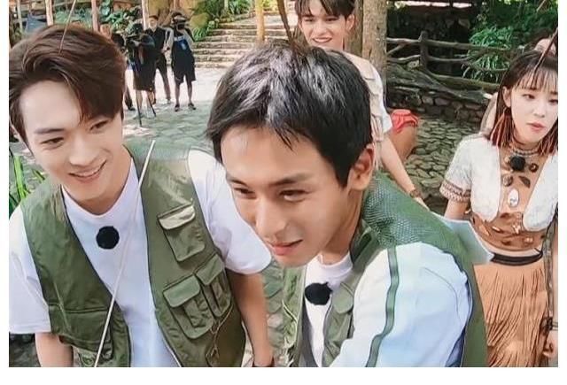 录《奔跑吧》不能有纹身,王嘉尔花式遮挡,原谅我笑出了声