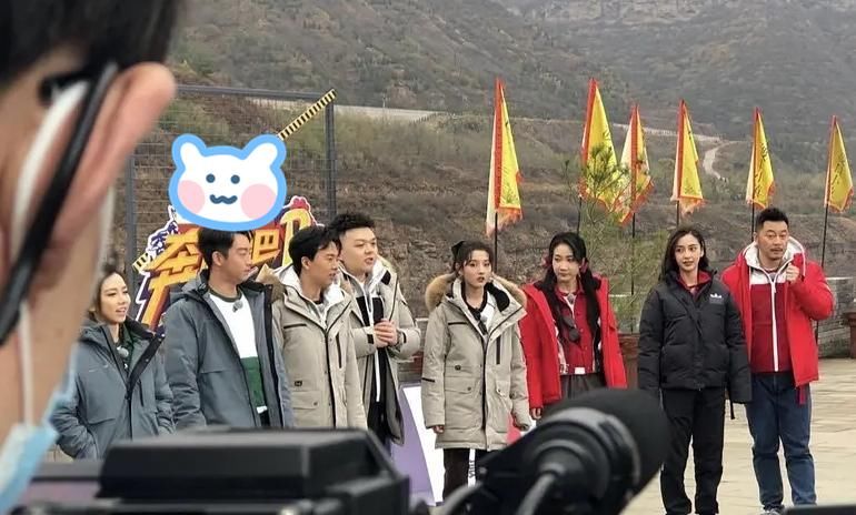  棉花|蔡徐坤吃棉花糖的时候，谁注意到身后的baby在干啥？当妈的秒懂