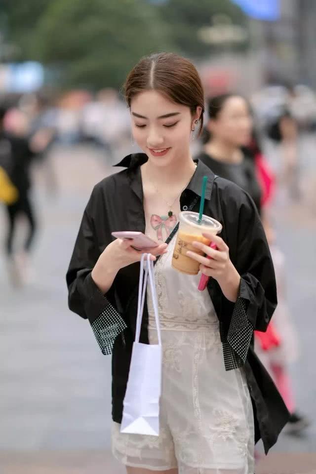 街拍:小姐姐清凉装扮摩登而时尚,秀出绝美好身材,凸显时尚气息