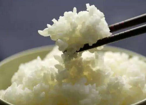 大米|煮大米饭时,先别着急加水下锅,若少了此步,难怪米不香!