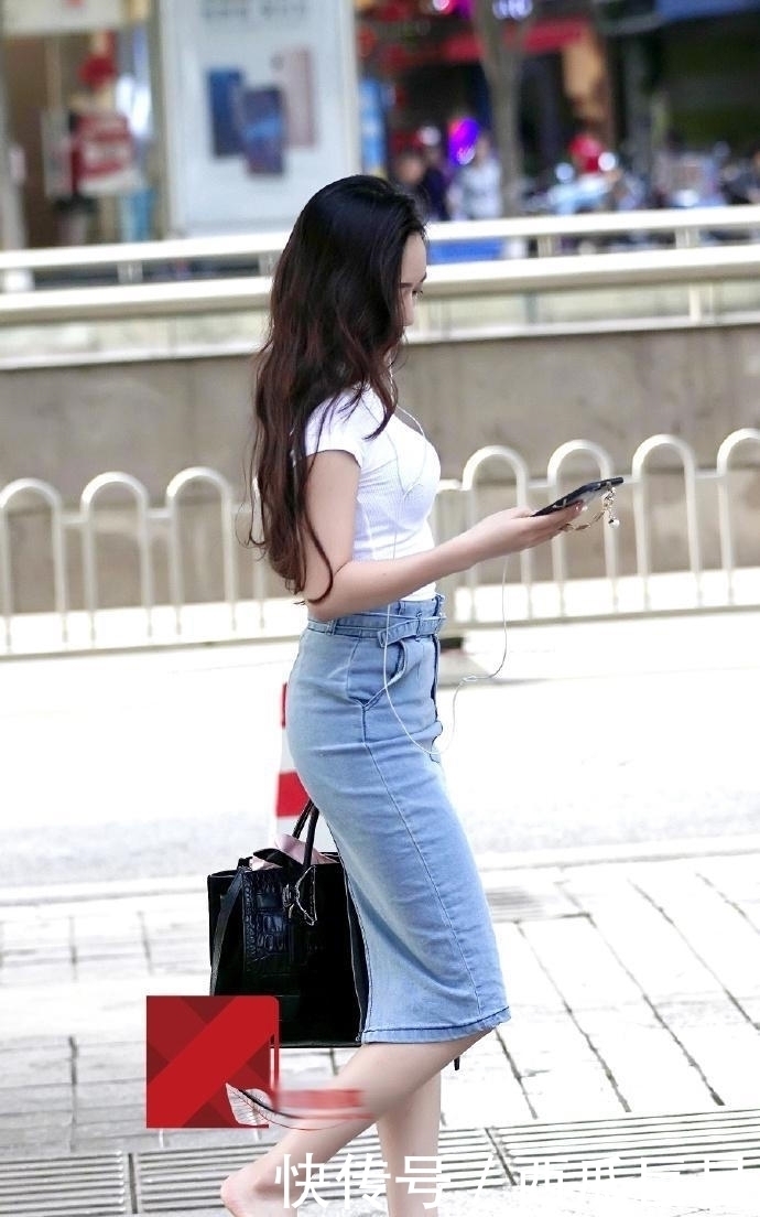 高跟鞋|街拍:裙子美女,充满了浓郁的时尚态度!