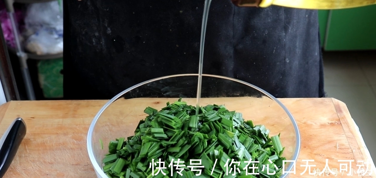 面片|韭菜盒子最好吃的做法，开水一烫，做出来薄皮大馅，太香了