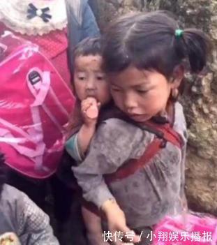 农村|姐姐自己吃香肠,弟弟在后面看着,姐姐的动作很暖心