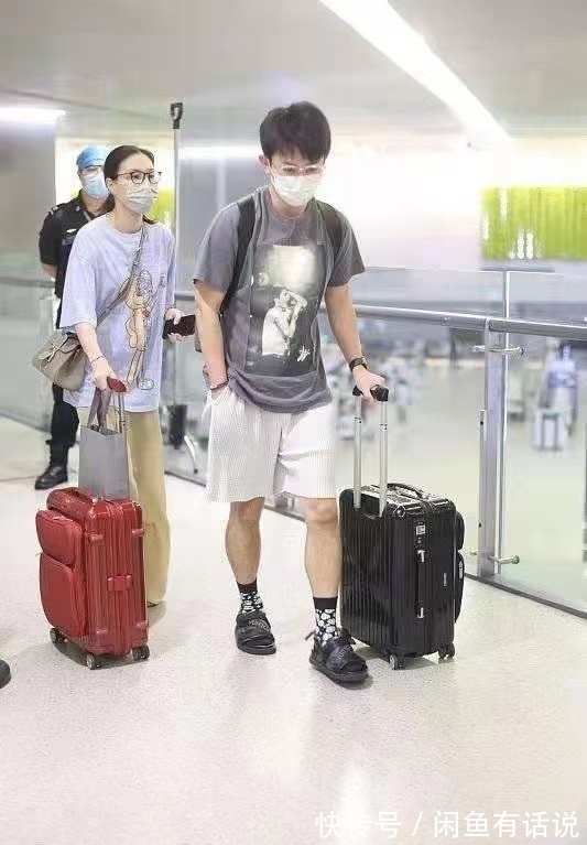 单调|吴敏霞孕后首露面,和老公同穿基础款走机场,打扮低调像邻家姐姐