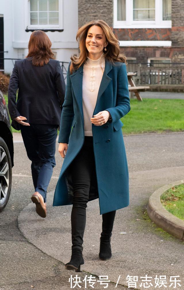 凯特王妃美得真气质，穿“墨绿色”翻领大衣裙，高雅且不失活力