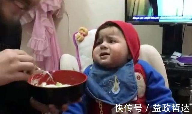 儿子|爸爸喂儿子吃辅食,全喂到他自己嘴里,宝宝懵了:这是亲爸吗?