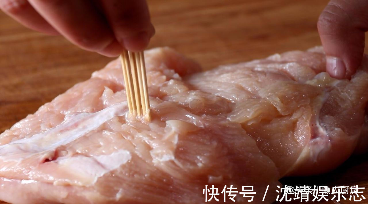 教你鸡胸肉最香的做法,外皮酥脆,肉嫩不柴,怎么吃都吃不腻