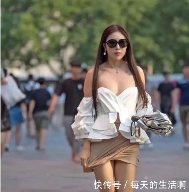 一字肩 白色一字肩百褶短裙卡其色短裙,时尚大气,青春减龄!