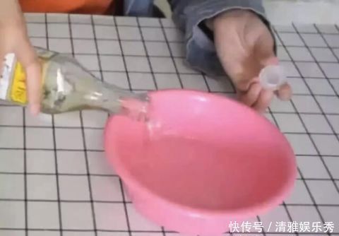 污垢|玻璃用清水擦比不擦还脏？保洁阿姨教你一招，干净又透亮！