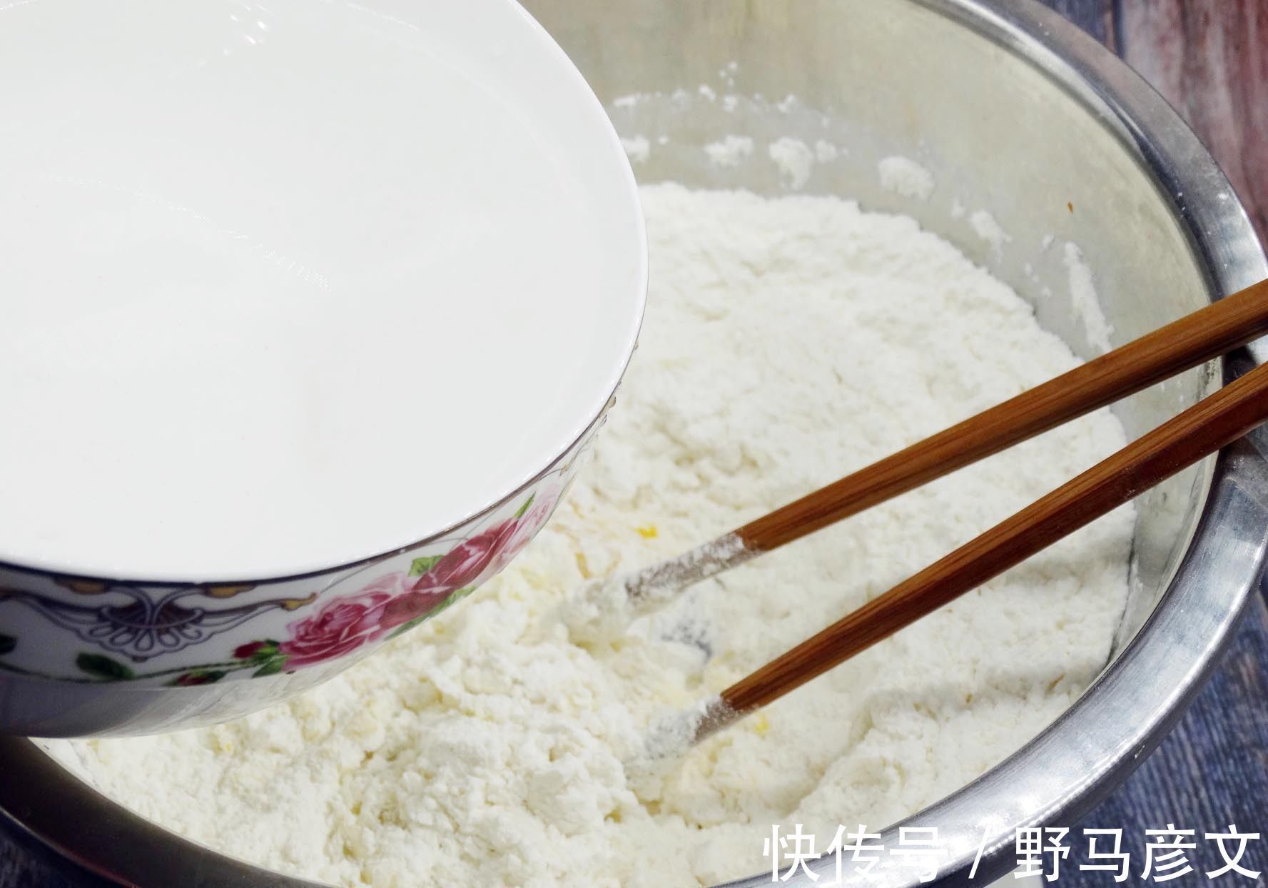 油条|炸油条,加泡打粉是“大错”,用这配方,保你炸出香酥脆的油条