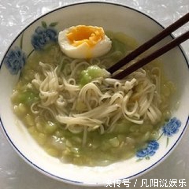 油腻食物|怀孕后孕妈晚上再饿，三种食物忍住不要吃，对胎儿不好