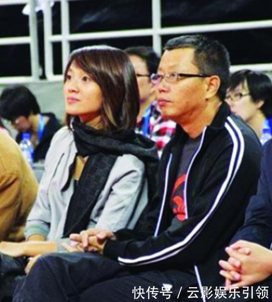 40歲的朱丹，從“主持一姐”到“卑微人妻”，她真的值嗎