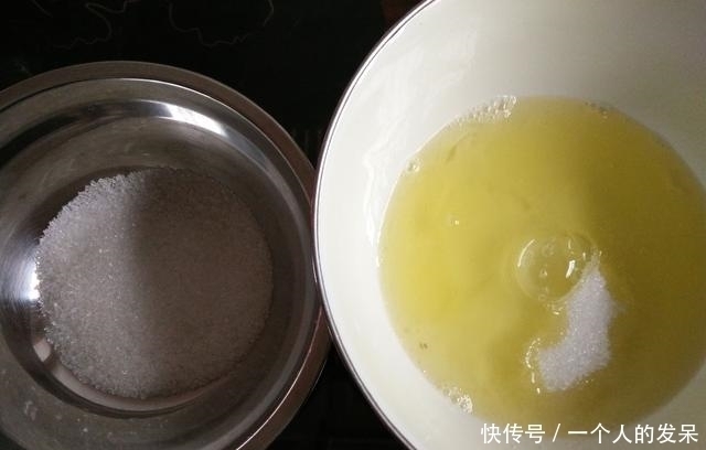 电饭煲蛋糕 起的非常高,材料只需4样 可香了松软好吃