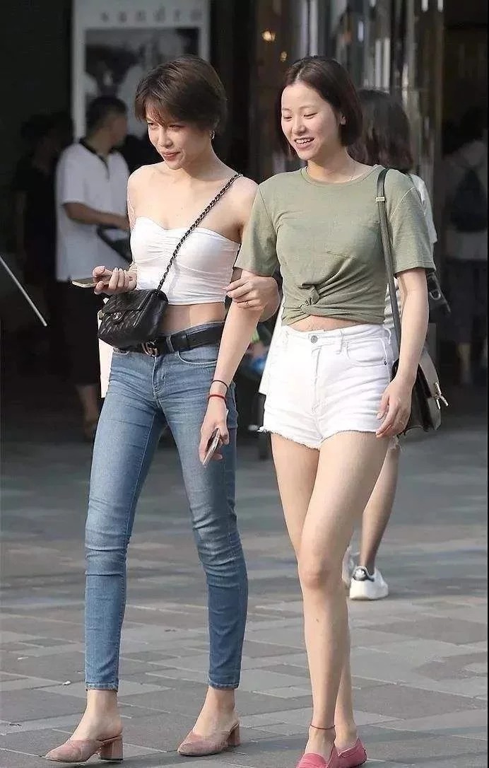 街拍:逛街同行的姐妹花,皮肤白皙,大长腿吸睛无数