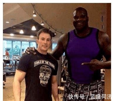 c罗|肌肉男在奥尼尔面前 那就是弟弟级别!强森被嘲笑 C罗显娇小!