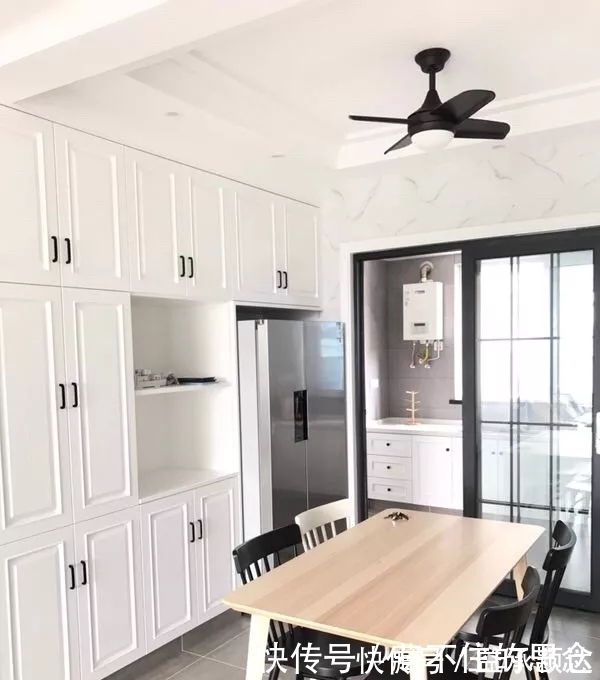 橱柜|是谁想出来的,厨房橱柜底部留空一格,没想到做饭这么实用!