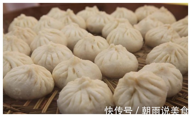 蒸包子除了放酵母粉以外，再多放入1样食材，包子暄软有弹力，香