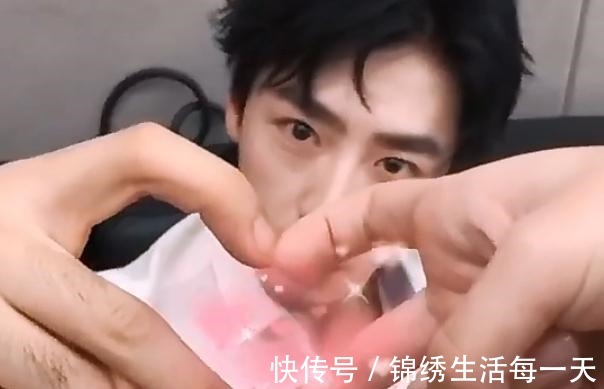 比心|《天天向上》收工，四兄弟摆同款比心手势，轮到王一博画风就变了