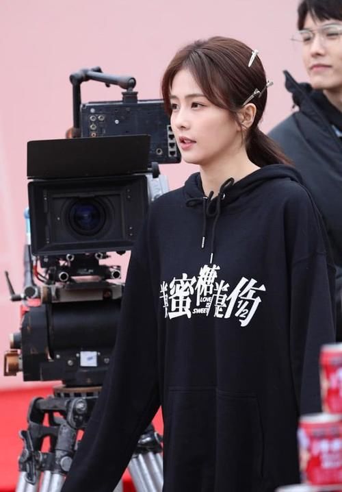 白鹿|小姐姐现身新片开拍仪式,字母卫衣运动感十足,尽显甜美范