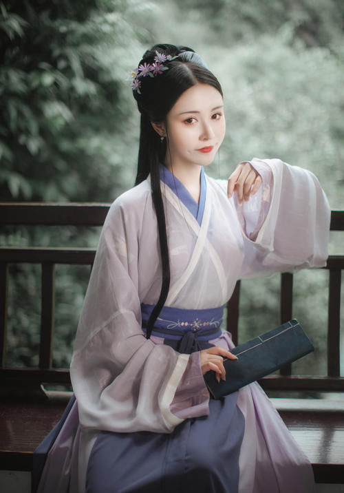 齐胸襦裙#各个朝代的代表性汉服,明制端庄,宋制优雅,你最喜欢哪一种?