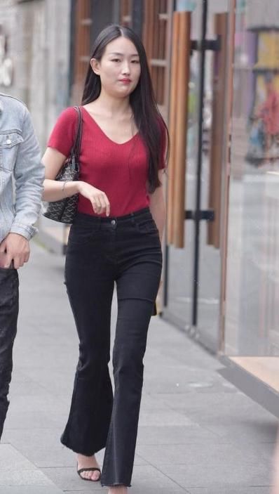 路人街拍：身材圆润的小姐姐，大长腿十分亮眼，彰显诱人身材