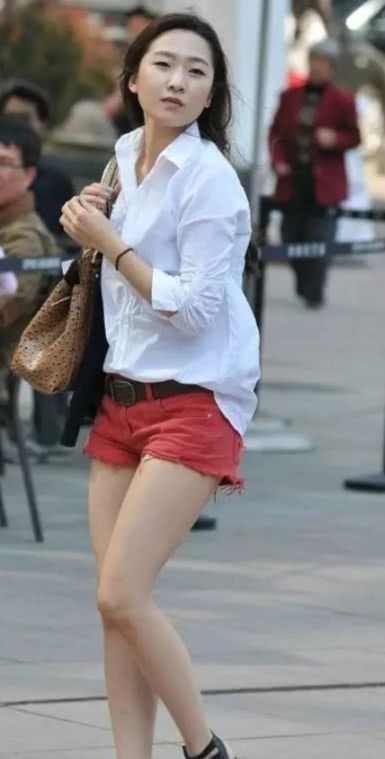 小姐姐|街拍美女：小姐姐衬衫搭配牛仔热裤，时尚大方又显纯洁可爱