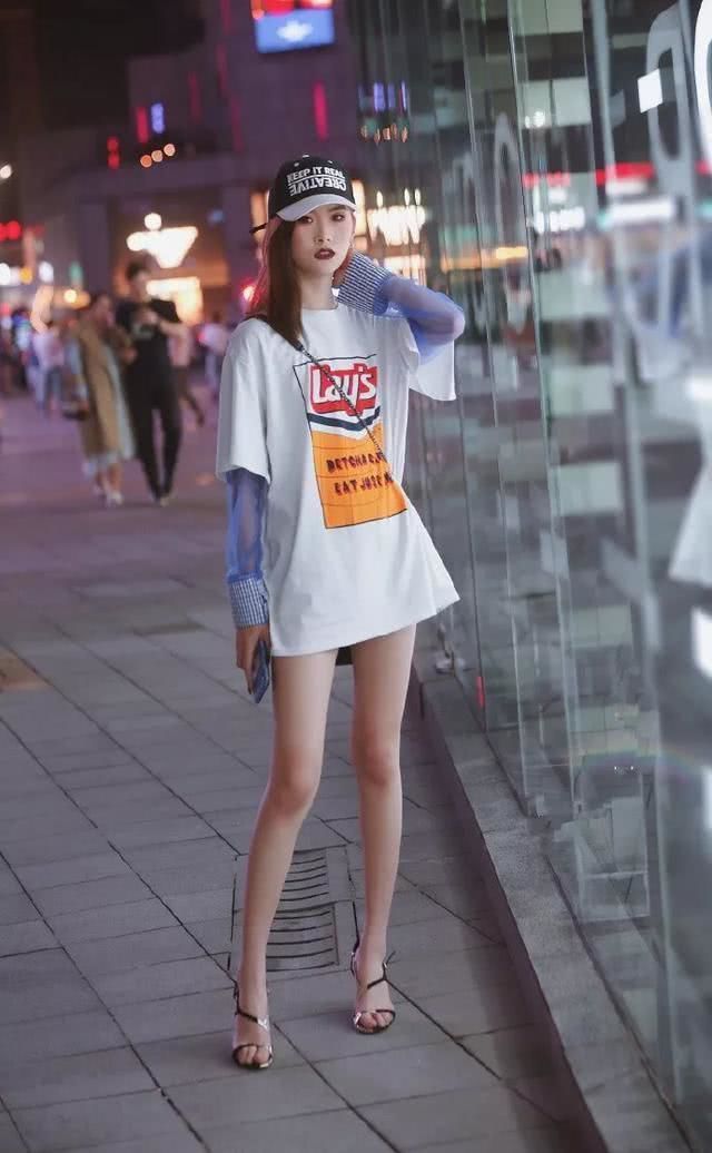 短裙 时尚的靓装美女,精致的黑色短裙修身得体,更加体现优雅气质