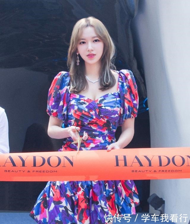 裙摆|程潇没了铁刘海更时髦,配泡泡袖连衣裙,像漫画中走出的小公主!