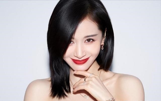 在《王牌》中被迫浇水卸妆，杨颖比王子文更妩媚机智，惹人喜爱！