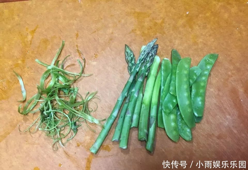减脂|一道低卡轻食晚餐,牛排不用油煎,这样搭配,可以轻松瘦身!