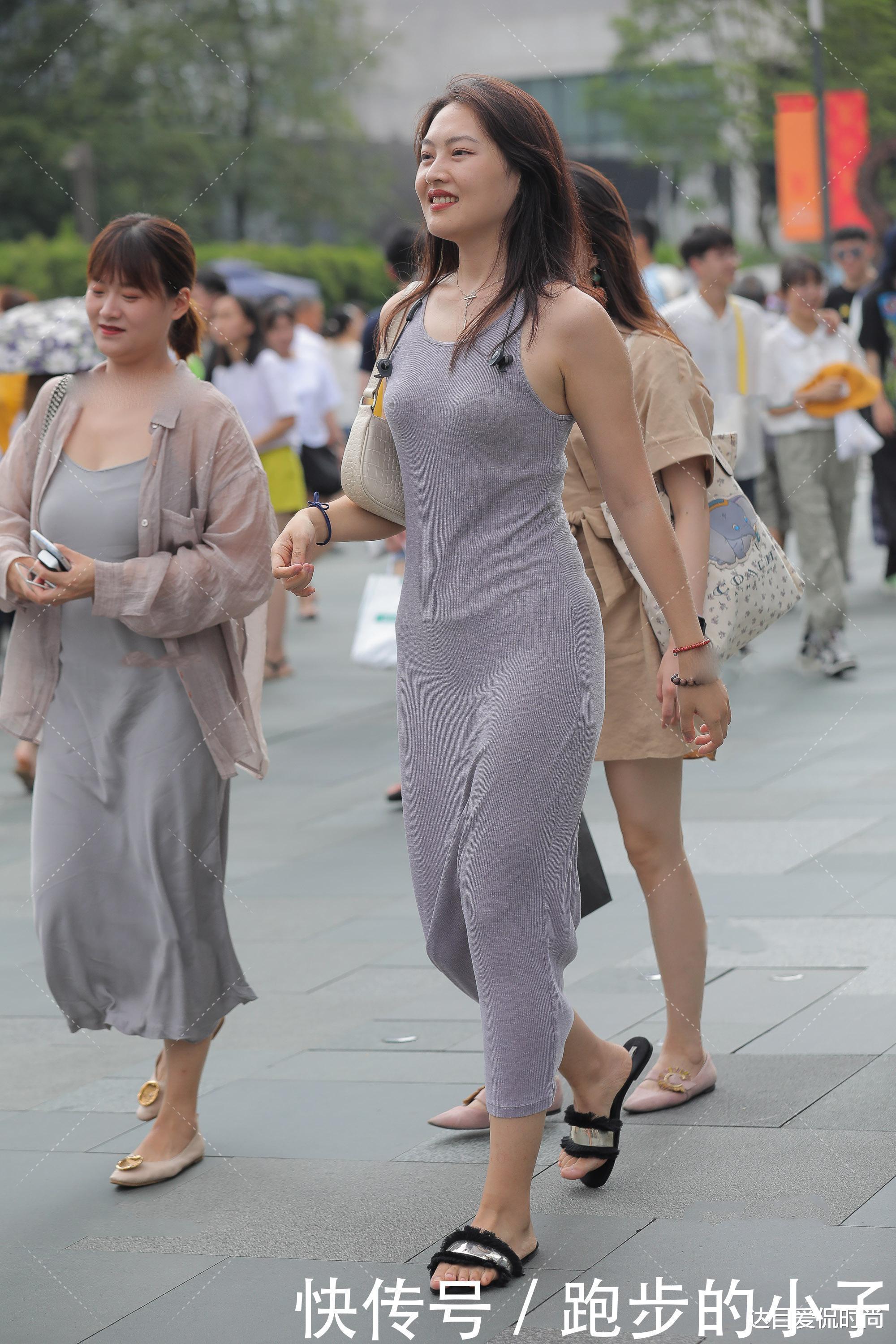  休闲|灰紫色的裹身裙穿出清新脱俗的质感，配合一个凉鞋尽显“休闲”