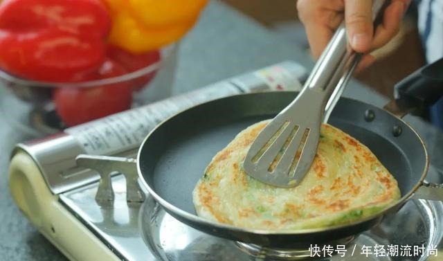 不和面不放油,3分钟吃到葱油饼!够酥、够香、够味!