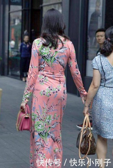 时尚|贵妇一身碎花裙亮相,有型又时尚